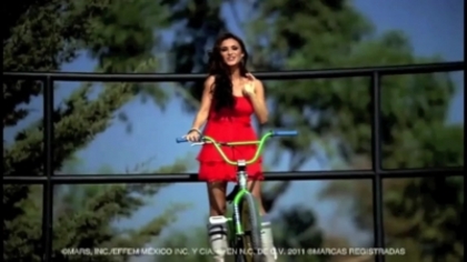 normal_Anahi_Comercial_Snickers_Latinoamerica_(frame_234)