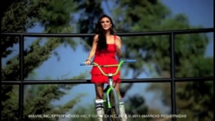 normal_Anahi_Comercial_Snickers_Latinoamerica_(frame_248)