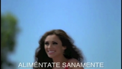 normal_Anahi_Comercial_Snickers_Latinoamerica_(frame_254) - Anahi Chocolate Snickers