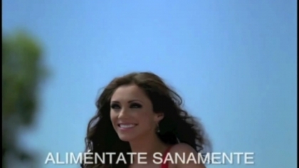 normal_Anahi_Comercial_Snickers_Latinoamerica_(frame_255)