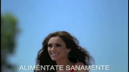 normal_Anahi_Comercial_Snickers_Latinoamerica_(frame_256)