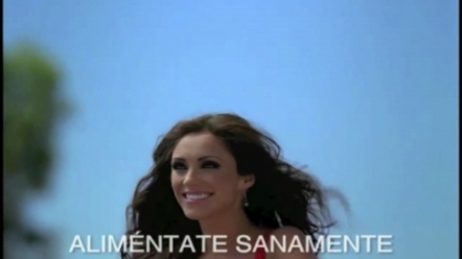 normal_Anahi_Comercial_Snickers_Latinoamerica_(frame_257) - Anahi Chocolate Snickers