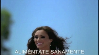 normal_Anahi_Comercial_Snickers_Latinoamerica_(frame_261)
