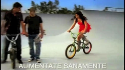 normal_Anahi_Comercial_Snickers_Latinoamerica_(frame_299)