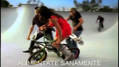 normal_Anahi_Comercial_Snickers_Latinoamerica_(frame_309)