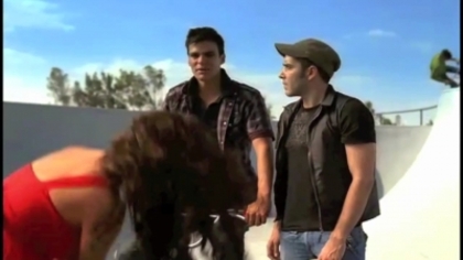 normal_Anahi_Comercial_Snickers_Latinoamerica_(frame_422)