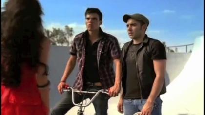 normal_Anahi_Comercial_Snickers_Latinoamerica_(frame_440)