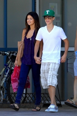  - 2011 June 1st - Out In Toronto With Selena And His Family