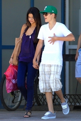  - 2011 June 1st - Out In Toronto With Selena And His Family