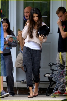  - 2011 Leaving Justin Bieber Grandparent House In Stratford Ontario June 4