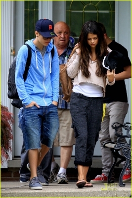  - 2011 Leaving Justin Bieber Grandparent House In Stratford Ontario June 4