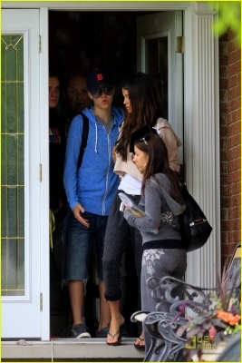  - 2011 Leaving Justin Bieber Grandparent House In Stratford Ontario June 4
