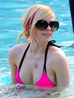 Avril Lavigne; Imbracata In Roz :X
