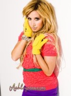 13548778_QIARTRPPU - Sedinta foto ashley tisdale 2