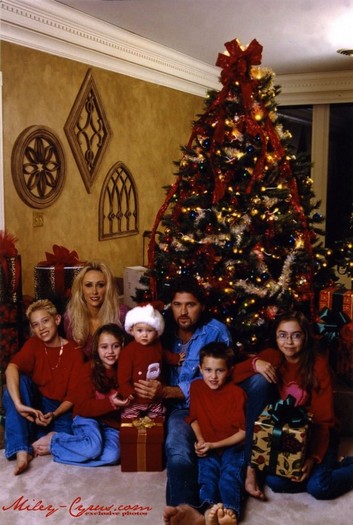 miley-cyrus_dot_com-family013