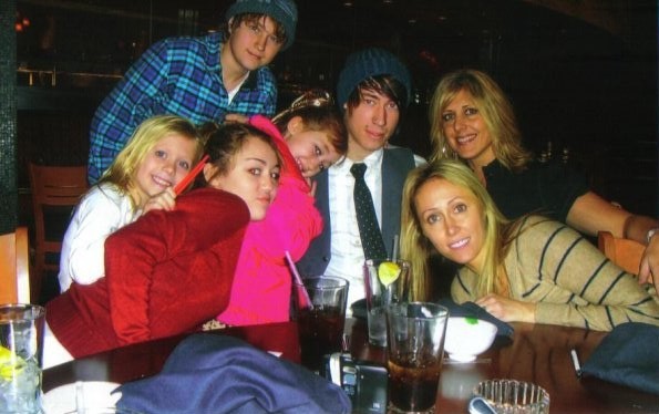 104~3 - 0-0 MILEY WITH FAMILY AND FRIENDS