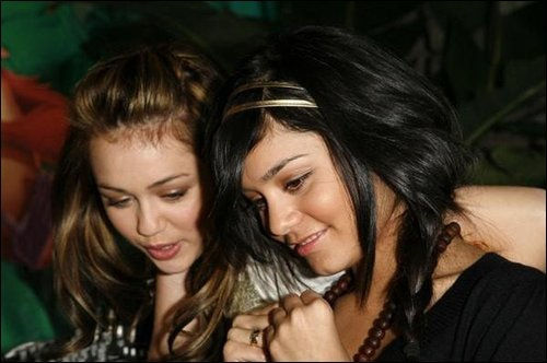 3049718446_Miley_Cyrus___Vanessa_Hudgens_2008-11-21