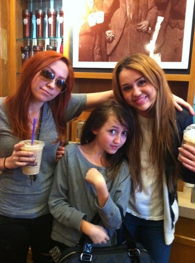 x2_46f7016 - 0-0 MILEY WITH FAMILY AND FRIENDS