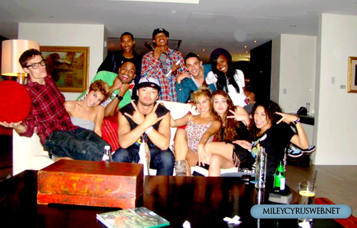 zf44 - 0-0 MILEY WITH FAMILY AND FRIENDS