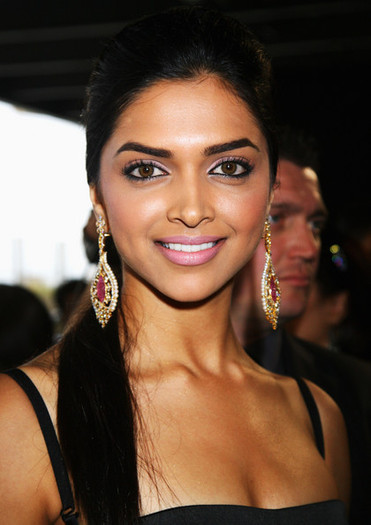 Deepika+Padukone+Zee+Cine+Awards+2008+Arrivals+_IB5qt0QXy4l