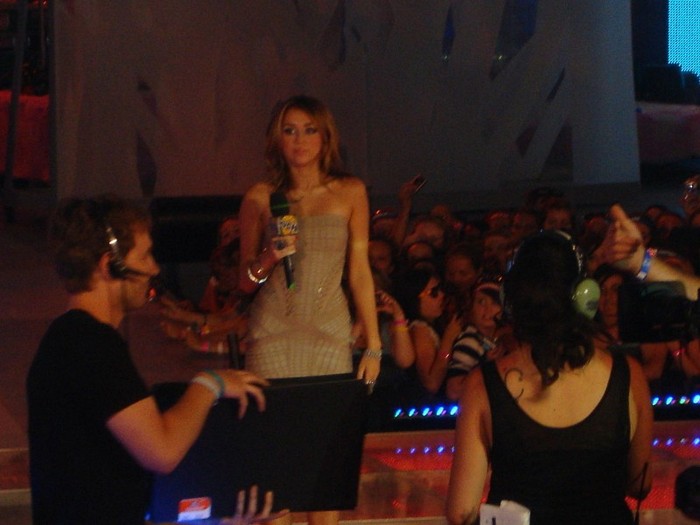 5375646620_Miley_Cyrus_122764254_2010-06-20_20-23-38