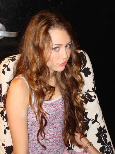 falkfas - 0-0 SHES JUST BEING MILEY