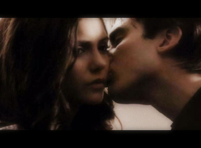 Damon kiss Elena