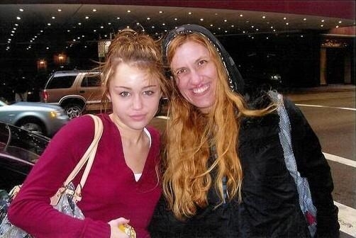 02_24e0545cde4042c2bfc0072193ffe9f3_png - 0-0 MILEY WITH FAN