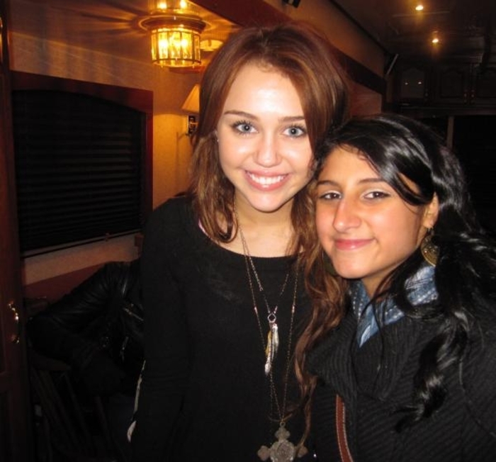 002~72 - 0-0 MILEY WITH FAN