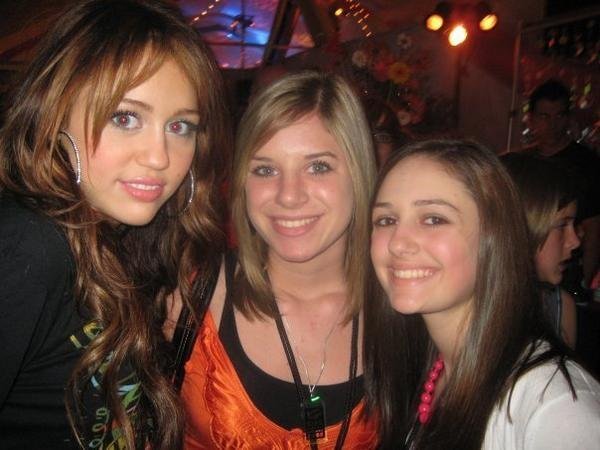 2dkn9dw - 0-0 MILEY WITH FAN