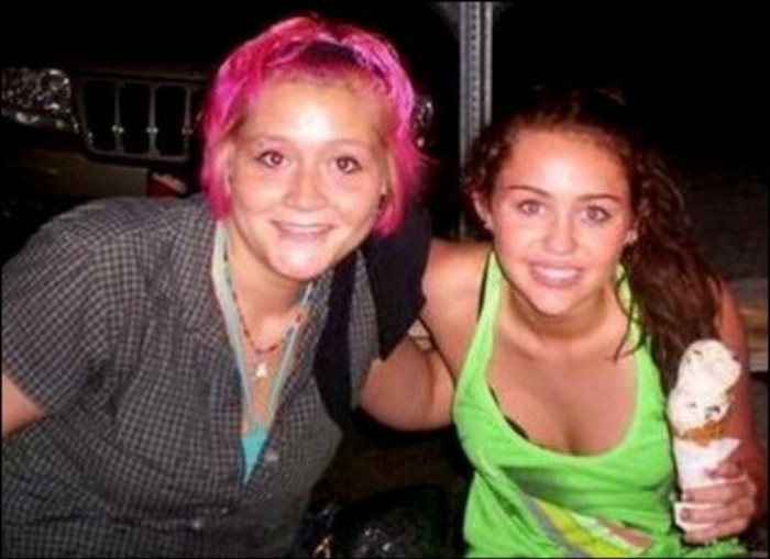 2w1t9w1 - 0-0 MILEY WITH FAN