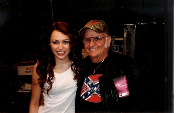 4~0 - 0-0 MILEY WITH FAN