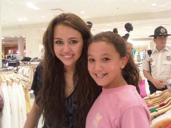 6ruw3e4w - 0-0 MILEY WITH FAN