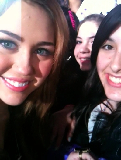 007_png - 0-0 MILEY WITH FAN