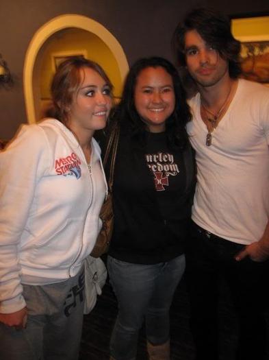 85lykw6n - 0-0 MILEY WITH FAN