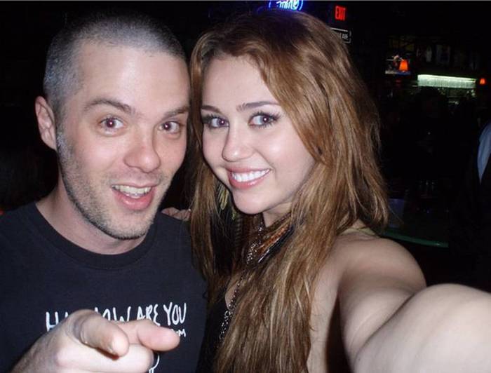 0120_276204284 - 0-0 MILEY WITH FAN