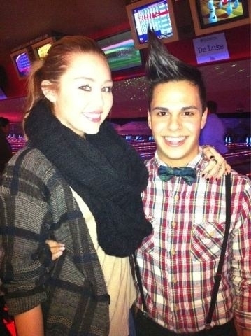 0309_255420921 - 0-0 MILEY WITH FAN
