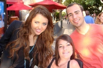 326 - 0-0 MILEY WITH FAN