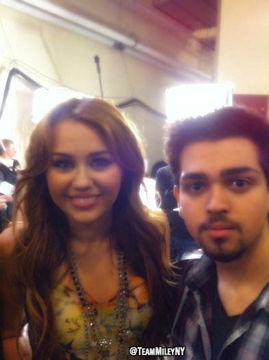 0402_269725887 - 0-0 MILEY WITH FAN
