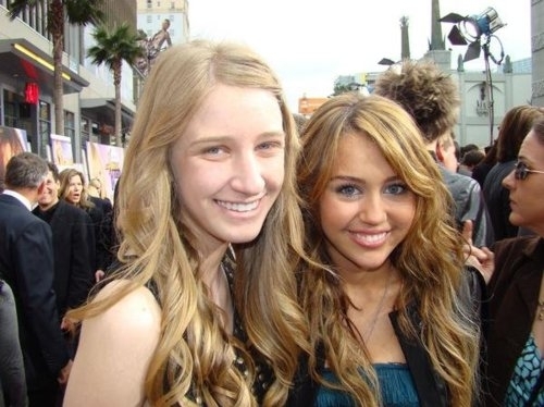 0402_WithFans0005_281529 - 0-0 MILEY WITH FAN