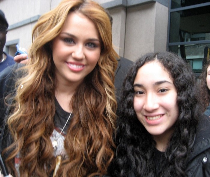 0408_272865856 - 0-0 MILEY WITH FAN
