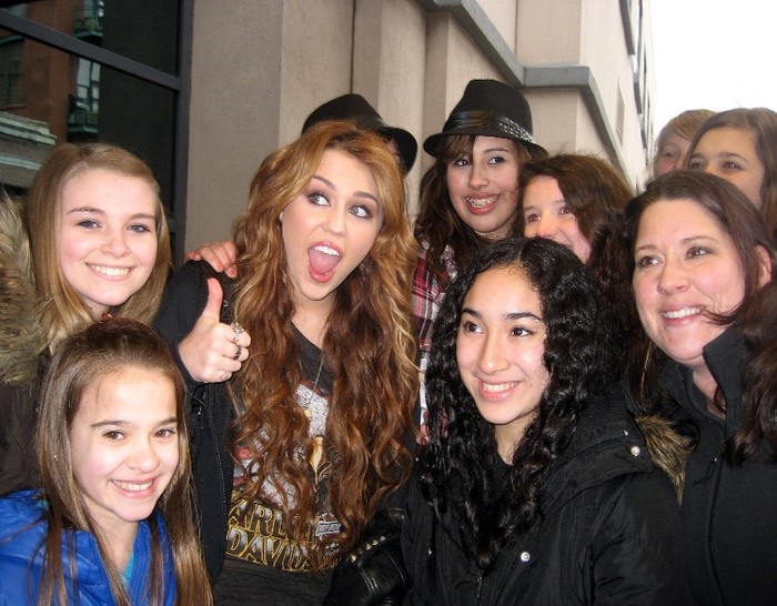 0408_272871882 - 0-0 MILEY WITH FAN