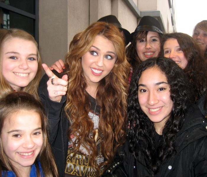 0408_272877334 - 0-0 MILEY WITH FAN