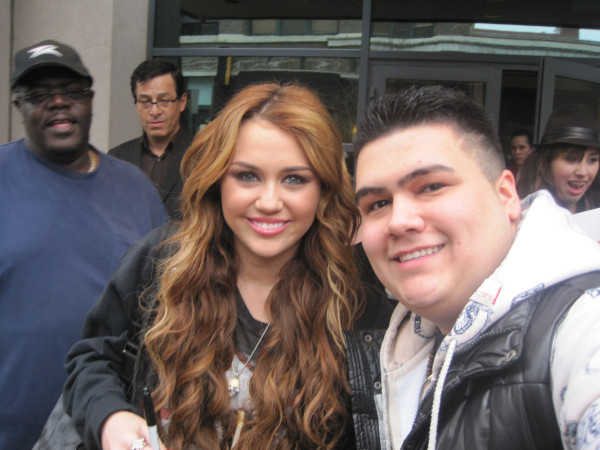 0408_272985074 - 0-0 MILEY WITH FAN