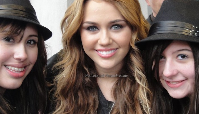 0408_273453532 - 0-0 MILEY WITH FAN