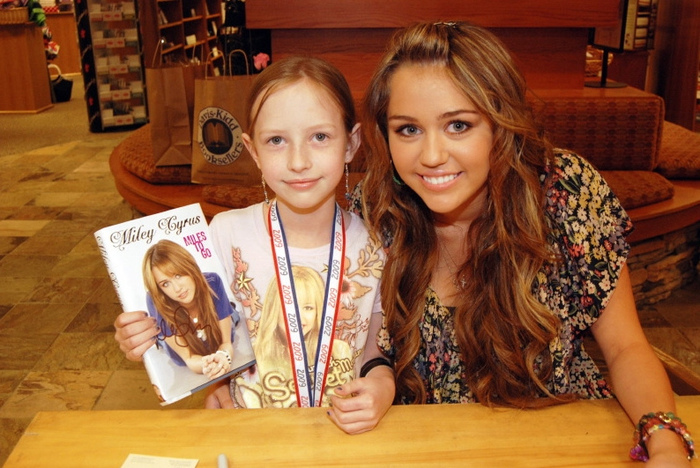 0409_5792993341_Miley_Rare_2011-06-03 - 0-0 MILEY WITH FAN