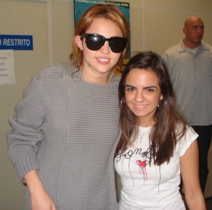 0511_296763739 - 0-0 MILEY WITH FAN