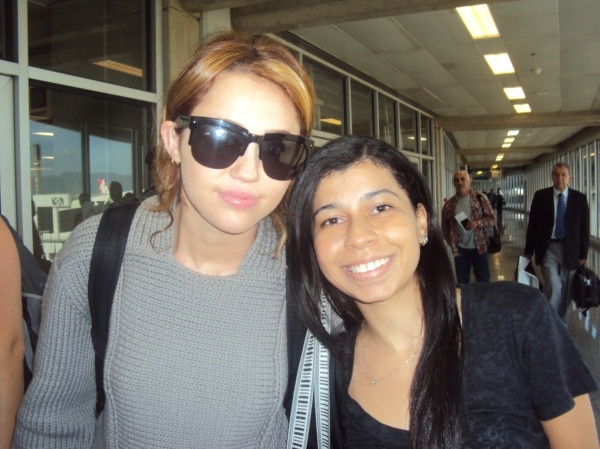 0511_296770655 - 0-0 MILEY WITH FAN