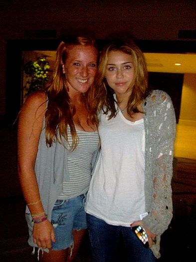 0720d_png - 0-0 MILEY WITH FAN