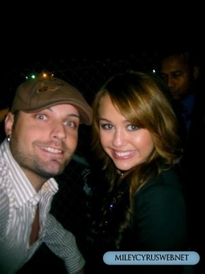 985_38 - 0-0 MILEY WITH FAN